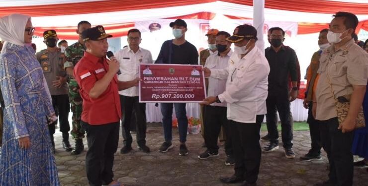 FOTO : HUMAS/MATAKALTENG - Gubernur Kalteng Sugianto Sabran menyerahkan bantuan kepada nelayan di Kabupaten Kobar, Rabu 28 September 2022.