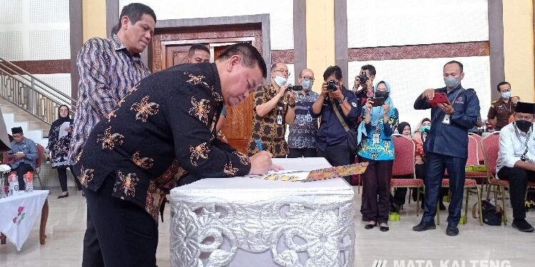 FOTO : DEVIANA/MATAKALTENG - Bupati Kotim Halikinnor saat menandatangani nota kesepakatan serta kesepakatan bersama, di rumah jabatan Bupati Kotim, Kamis 29 September 2022.
