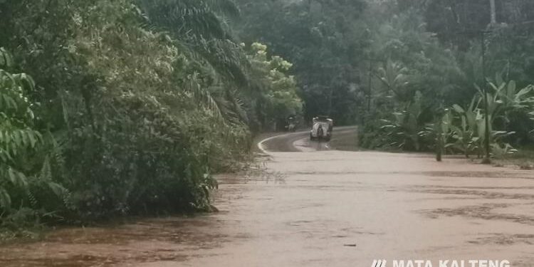 FOTO: BPBD LAMANDAU  Akses Jalan Trans Kalimantan di Kecamatan Delang Kabupaten Lamandau terendam banjir, Kamis 29 September 2022. 