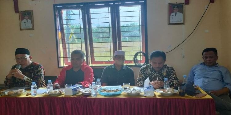 FOTO: IST/MATA KALTENG: Ketua DPRD Seruyan, Zuli Eko Prasetyo (dua dari kiri) bersama jajaran DPRD Seruyan dapil I lainnya saat melaksanakan reses di Desa Baung, Kecamatan Seruyan Hilir beberapa waktu lalu.