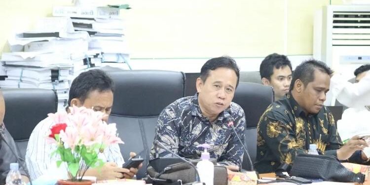 FOTO: IST/MATA KALTENG: Anggota DPRD Seruyan, Bejo Riyanto (tengah) saat mengikuti RDP membahas permasalahan BBM subsidi jenis solar untuk para sopir truk di ruang rapat Serbaguna DPRD setempat beberapa waktu lalu.