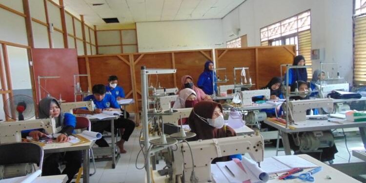 FOTO: IST/MATA KALTENG: Sejumlah peserta saat sedang mengikuti pelatihan kerja tahap I tahun 2022 di BLK Seruyan.