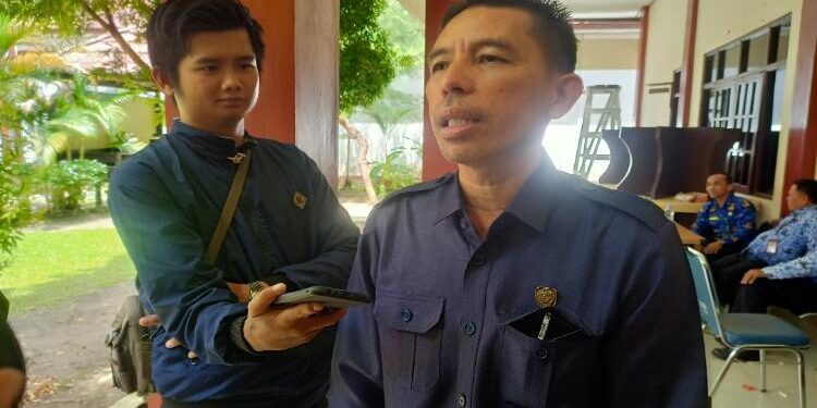 FOTO: ALDI SETIAWAN/MATA KALTENG - Wakil Ketua II DPRD Seruyan, M. Aswin (kanan) saat diwawancarai oleh sejumlah awak media di Kantor BKAD Seruyan beberapa waktu lalu.