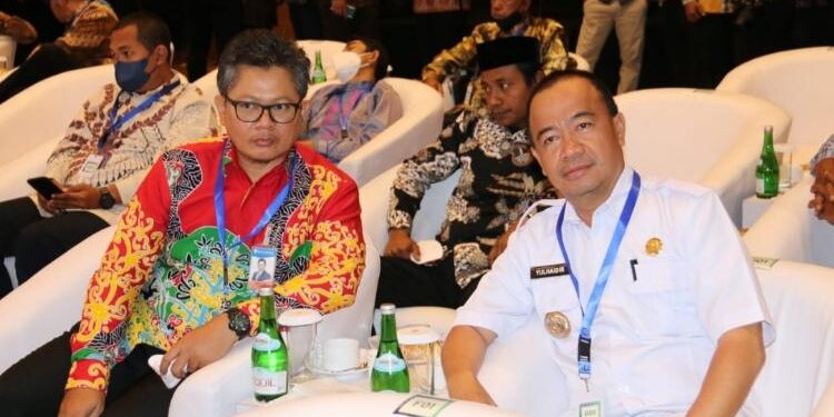 FOTO: KOMINFO SERUYAN/MATA KALTENG - Bupati Seruyan, Yulhaidir (kanan) saat menghadiri Rakorpusda Pengendalian Inflasi Tahun 2022 yang dilaksanakan di Surabaya, Rabu 14 September 2022.