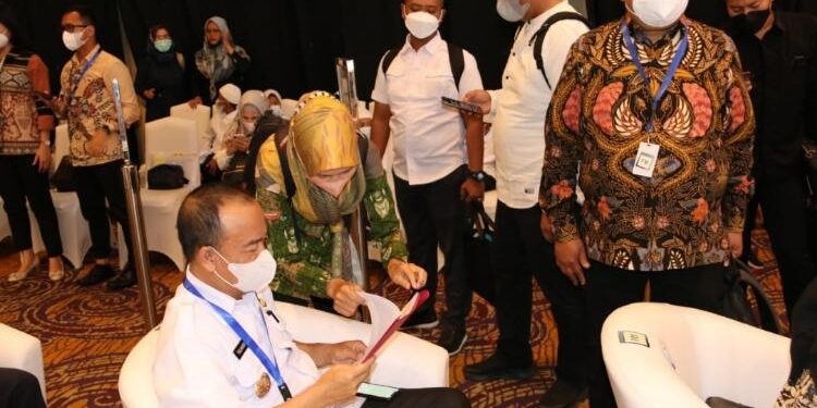 FOTO: KOMINFO SERUYAN/MATA KALTENG - Bupati Seruyan, Yulhaidir (kiri) saat menghadiri Rakorpusda Pengendalian Inflasi Tahun 2022 yang dilaksanakan di Surabaya kemarin.