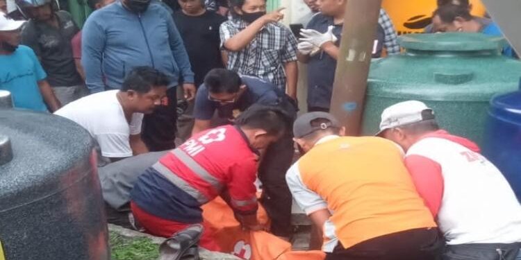 FOTO: PMI/MATA KALTENG - Pria berumur 52 tahun yang ditemukan tewas saat dievakuasi oleh relawan  PMI Kotim dan Polsek Ketapang, Senin 26 September 2022.