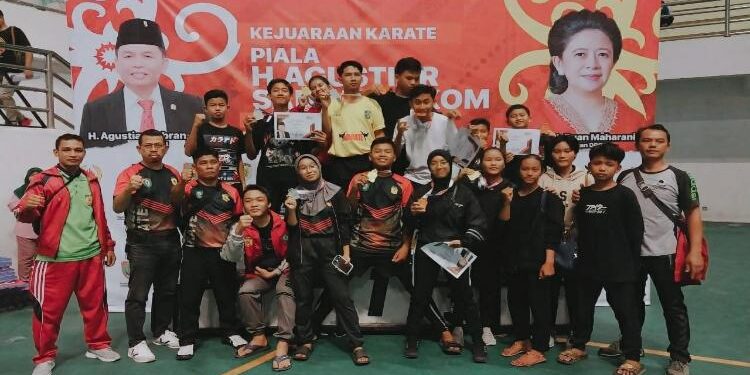 FOTO : SMPN 2 Sampit/MATA KALTENG - Sejumlah atlet karate dari SMPN 2 Sampit yang meraih juara.