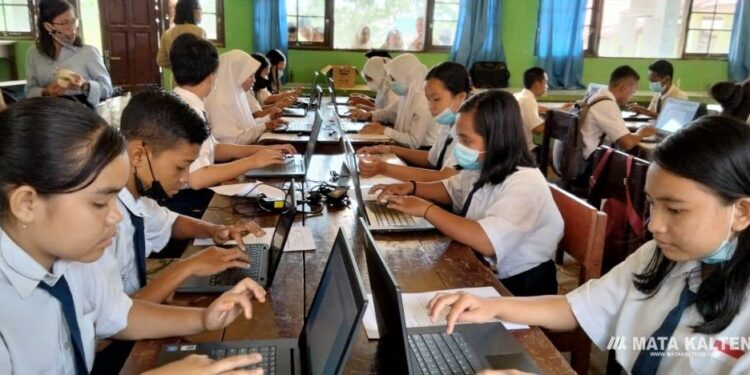 FOTO : DOKUMEN MATAKALTENG - Suasana belajar mengajar di salah satu sekolah di Kota Sampit.