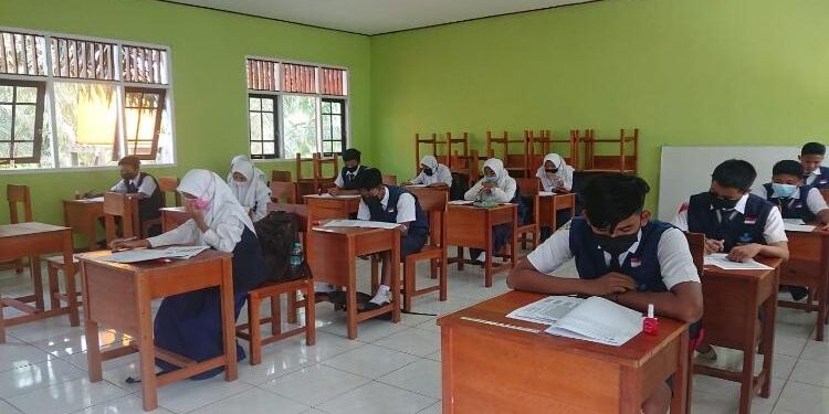 FOTO :  DOKUMENTASI MATAKALTENG - Suasana belajar mengajar di salah satu sekolah di Kotim.