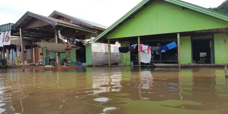 FOTO : HUMAS Kecamatan Kota Besi/MATAKALTENG - Banjir yang terjadi di Desa Hanjalipan, Kecamatan Kota Besi, Kotim.
