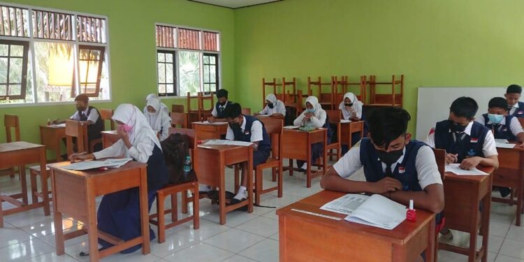 FOTO : DOKUMENTASI MATA KALTENG - Suasana belajar di salah satu sekolah di Kotim.