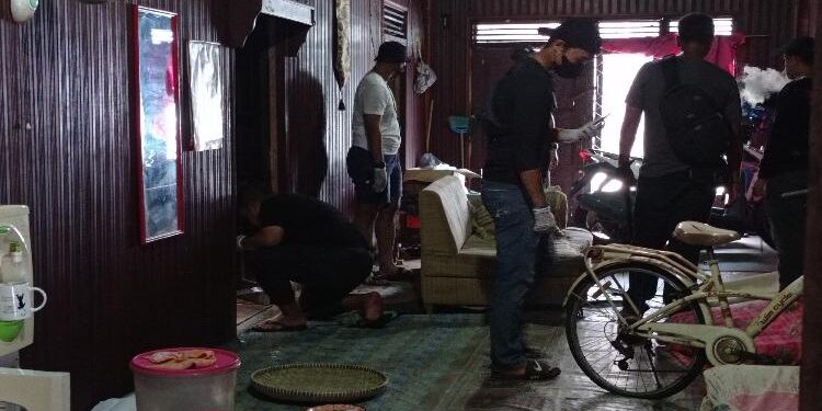 FOTO : MATAKALTENG - Jajaran Polresta Palangka Raya saat melakukan pemeriksaan di rumah korban.