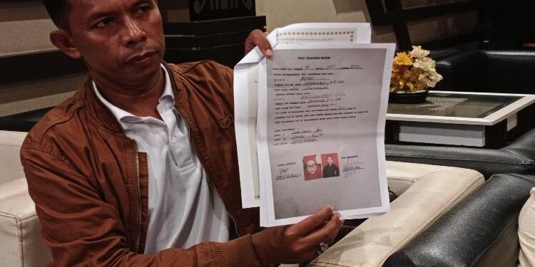 FOTO: RIZAL/MATAKALTENG - Kuasa Hukum korban, Sudirman, pada saat menunjukkan bukti surat pernikahan siri.