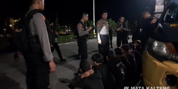FOTO: POLISI/MATAKALTENG - Belasan remaja pada saat diamankan polisi, Kamis 20 Oktober 2022 malam.