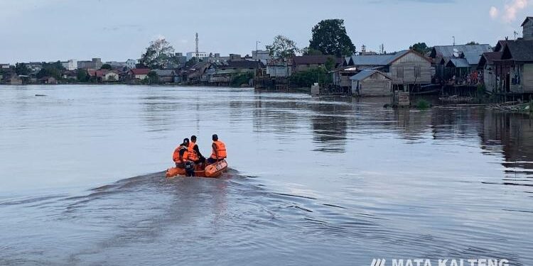 FOTO: ERP/MATAKALTENG - Petugas pada saat melakukan pencarian korban tenggelam di Sungai Kahayan.