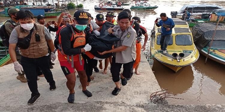 FOTO: RIZAL/Petugas melakukan evakuasi setelah jasad korban ditemukan oleh penyelam tradisional.