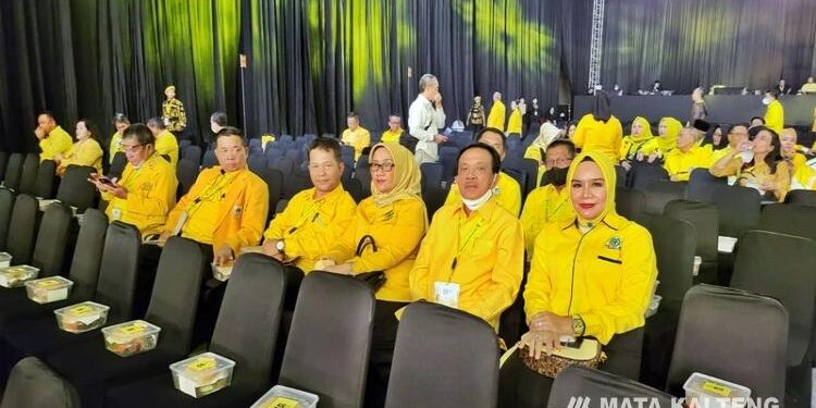 FOTO : MATAKALTENG - Pimpinan dan Anggota Fraksi Partai Golkar DPRD Kalteng, saat menghadiri konsolidasi nasional dan Bimtek Fraksi Golkar se Indonesia, di Jakarta International Expo, Kemayoran, belum lama ini.