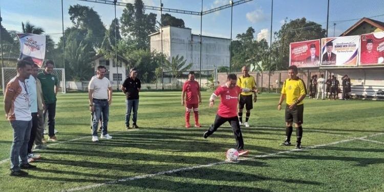 FOTO: OLIVIA/MATAKALTENG - Ketua Dewan Perwakilan Rakyat Daerah (DPRD) Kalteng H. Wiyatno menendang bola tanda dimulainya Turnamen Borneo Mini Soccer Champions di Kuala Kapuas.