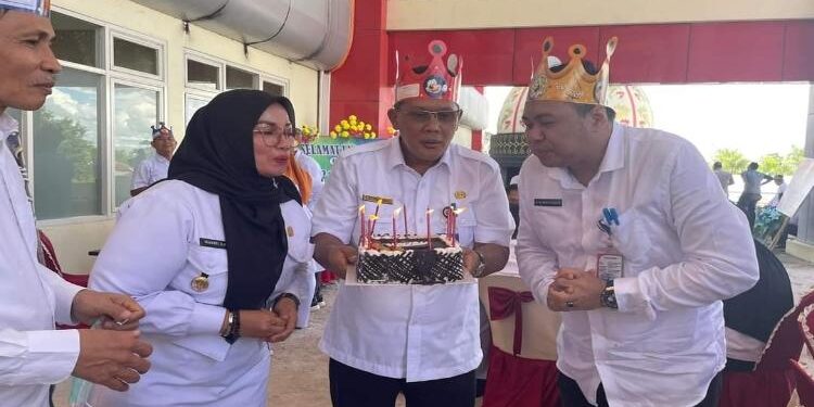 FOTO : DOK/MATAKALTENG - Wakil Bupati Kotim Irawati bersama pihak RSUD dr Murjani Sampit saat meniup kue ulang tahun RSUD dr Murjani ke 38 tahun, Selasa 12 Oktober 2022.
