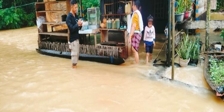 FOTO : AKH/MATAKALTENG - Banjir yang terjadi di Sukamara