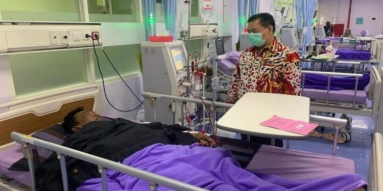 FOTO : HUMAS KOTIM/MATAKALTENG - Bupati Kotim Halikinnor, saat meninjau layanan hemodialisa di RSUD dr Murjani Sampit, Sabtu 10 September 2022.