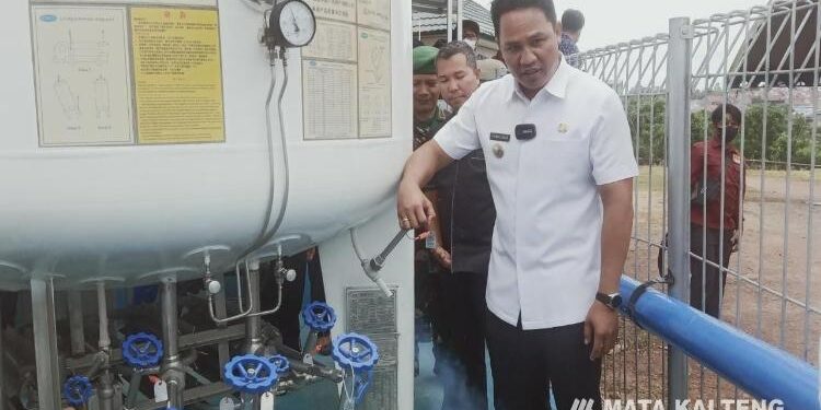 FOTO: BINTANG/MATAKALTENG - Usai meresmikan, Bupati Lamandau mencoba pengisian gas medis di instalasi oksigen generator RSUD setempat, Rabu 26 Oktober 2022.