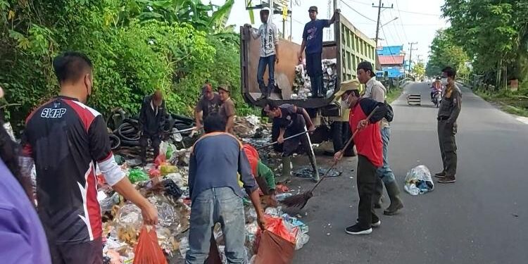 FOTO : DEVIANA/MATAKALTENG - Proses pembersihan sampah dalam rangka memperingati Hari Sumpah Pemuda, Jumat 28 Oktober 2022.