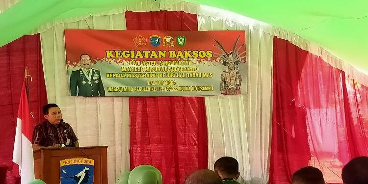 FOTO : AGUS/MATAKALTENG - Sekda Kotim Fajrurrahman memberikan sambutan kegiatan TMMD di Kelurahan Tanah Mas, Kamis, 20 Oktober 2022. 