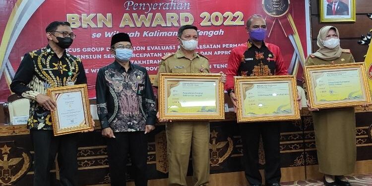 FOTO: OLIVIA/MATAKALTENG - Penyerahan penghargaan BKN Award 2022 di Aula Eka Hapakat, Kantor Gubernur, Selasa 4 Oktober 2022.