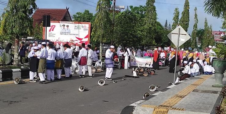 FOTO : WARGA/MATA KALTENG - Pawai peringatan Maulid Nabi Muhammad SAW di Kota Sampit, Sabtu 8 Oktober 2022.