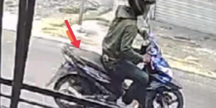 FOTO: IST/MATA KALTENG - Pelaku Jambret yang terekam CCTV di sekitar lokasi kejadian, Sabtu 8 Oktober 2022.