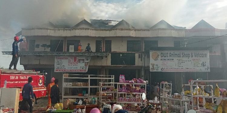FOTO : DEVIANA/MATAKALTENG - Kebakaran di Jalan Jenderal Sudirman Km 4,5 Sampit