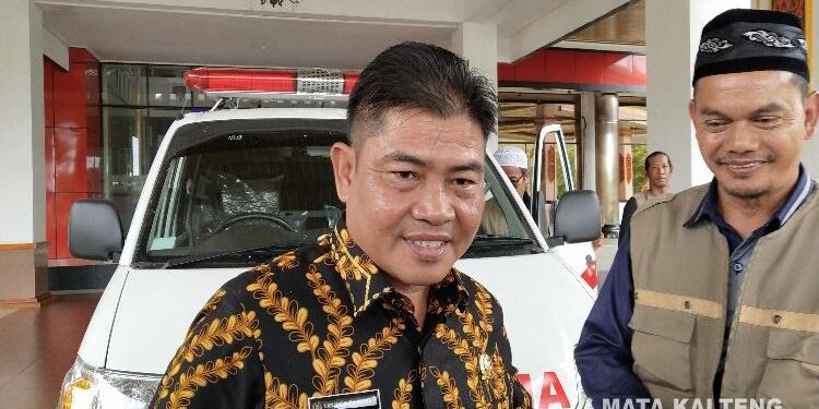 FOTO: ANR/MATAKALTENG - Wakil Ketua I DPRD Kabupaten Katingan, Nanang Suriansyah saat mendampingi Bupati Katingan Sakariyas menyerahkan bantuan mobil Ambulan.