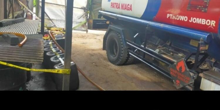 FOTO: IST/MATA KALTENG - Satu unit truk tangki yang diamankan pihak kepolisian karena diduga melakukan penimbunan atau menjual di wilayah Samekto, Rabu 12 Oktober 2022.
