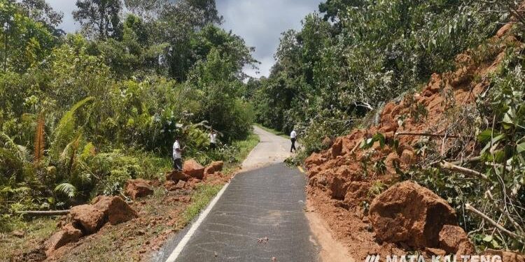 FOTO: BPBD LAMANDAU/MATAKALTENG -  Bencana tanah longsor menutup jalur lintas Kalbar-Kalteng di Desa Hulu Jejabo Kecamatan Delang, Rabu 12 Oktober 2022.