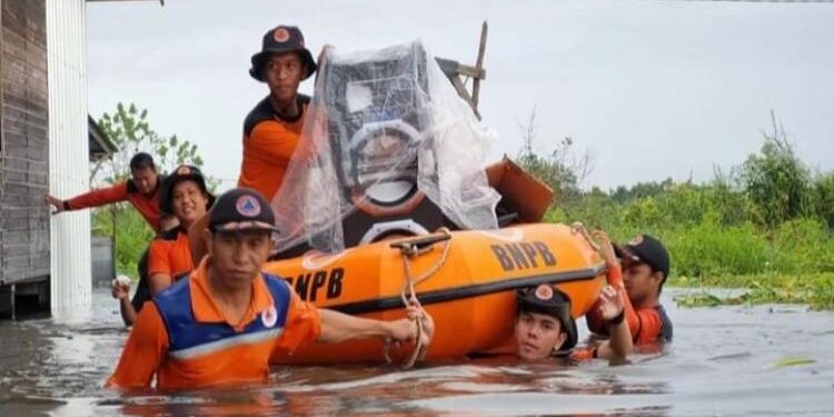 FOTO: BPBD LAMANDAU/MATAKALTENG - Petugas TRC BPBD sedang mengamankan harta benda warga yang terdampak banjir, Rabu 19 Oktober 2022.