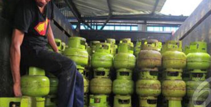 FOTO: IST/MATAKALTENG - Salah seorang karyawan sedang menyusun tabung gas LPG 3 kilogram.