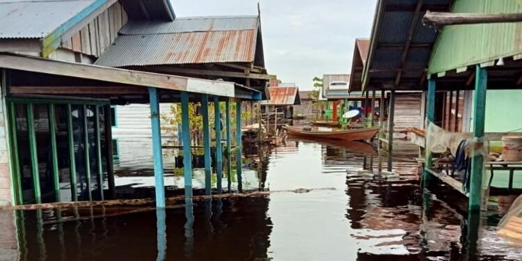 FOTO: IST/MATAKALTENG - Kondisi terkini banjir di Dusun Muara Ubar, Desa Tanah Putih, Kecamatan Telawang, Jumat 21 Oktober 2022.
