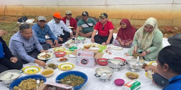 FOTO : RAFI/MATAKALTENG - Bupati Kotim Halikinnor dan pejabat Kotim lainnya saat makan bersama dengan warga Hanjalipan, Sabtu 22 Oktober 2022.
