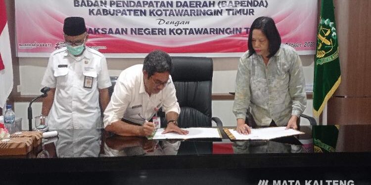 FOTO : DEVIANA/MATAKALTENG - Kepala Bapenda Kotim Ramadhansyah dan Kepala Kejaksaan Negeri Kotim Donna Rumiris Sitorus saat menandatangani kerja sama, Rabu 26 Oktober 2022.