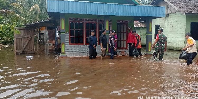 FOTO : DEVIANA/MATAKALTENG - Penyaluran bantuan paket sembako kepada korban banjir di Desa Bajarau, Kamis 27 Oktober 2022.