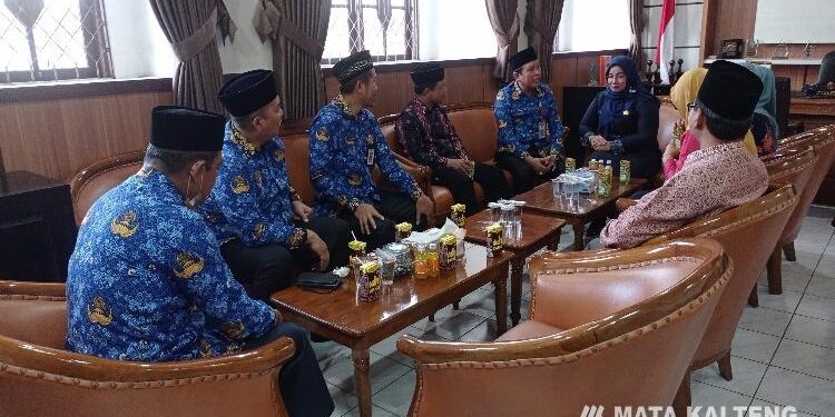 FOTO : DEVIANA/MATAKALTENG - Korpri Kotim saat menemui Wakil Bupati Kotim Irawati, Jumat 28 Oktober 2022.
