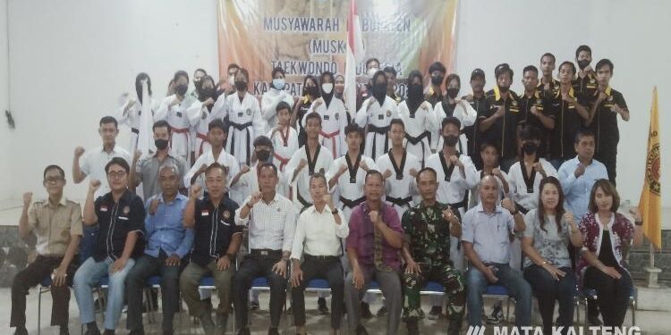 FOTO: BINTANG - Muskab TI Kabupaten Lamandau, Hendikel (tiga dari kanan depan) terpilih secara aklamasi sebagai ketua Pengcab Taekwondo Lamandau.