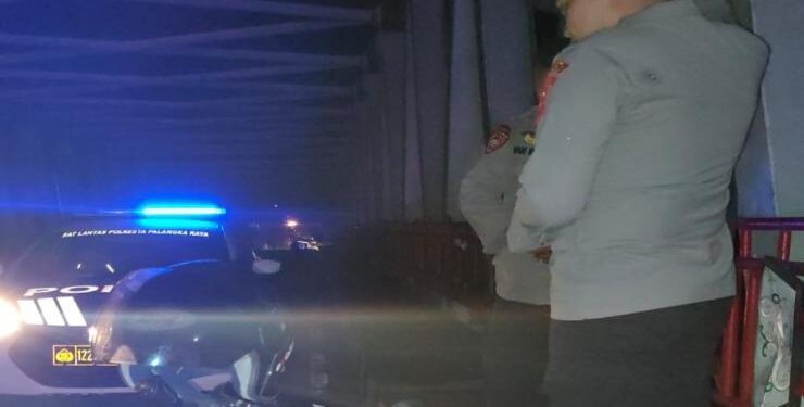 FOTO : RZL/MATAKALTENG - Aparat kepolisian sedang memeriksa motor korban percobaan bunuh diri di Jembatan Kahayan Palangka Raya.