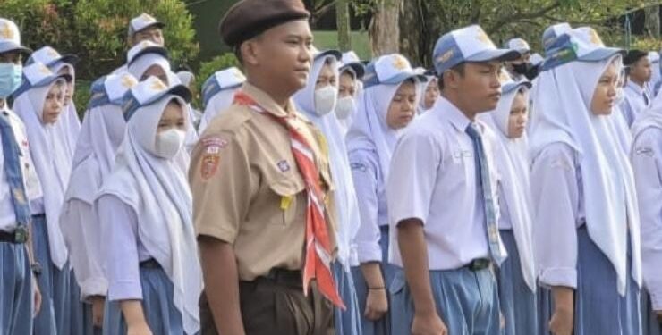 FOTO : DISDIK/MATA KALTENG - Sejumlah pelajar di Kota Sampit sedang mengikuti upacara bendera.