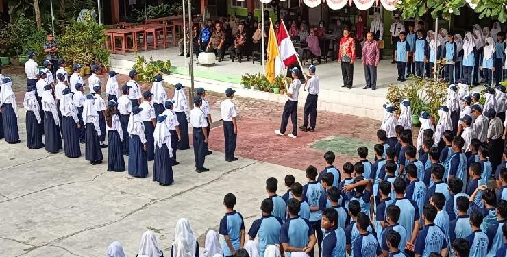 FOTO : SMPN 2 Sampit/MATA KALTENG - Sejumlah siswa SMPN 2 Sampit saat upacara pelantikan Pengurus OSIS.