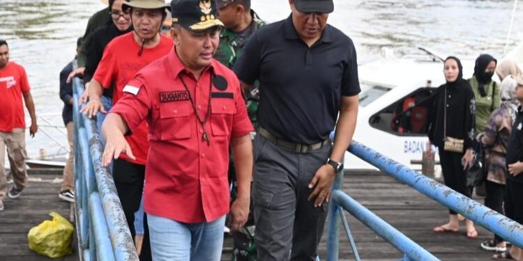 FOTO : BINTANG/MATAKALTENG - Gubernur Kalteng kunjungi Lamandau melalui jalur air dan disambut oleh Bupati Lamandau.