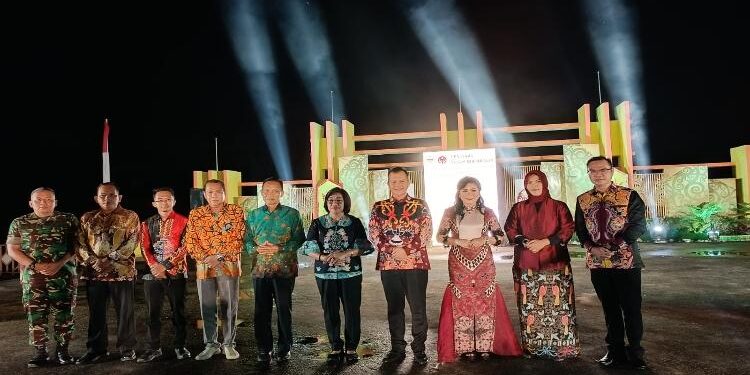 FOTO : PUNDING S MERANG/MATAKALTENG - Anggota DPRD Gumas Punding S Merang (empat dari kiri) ketika menghadiri Festival Tuah Mahasur, di Taman Kota Kuala Kurun, pekan lalu.