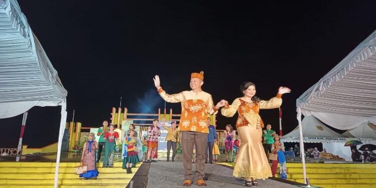 FOTO : DEKRANASDA GUMAS/MATA KALTENG - Bupati Gumas, Jaya S Monong dan Ketua Dekranasda Mimie Mariatie Jaya S Monong, mengenakan busana benang bintik, pada malam puncak Festival Tuah Mahasur di Taman Kota Kuala Kurun, Jumat 28 Oktober 2022.