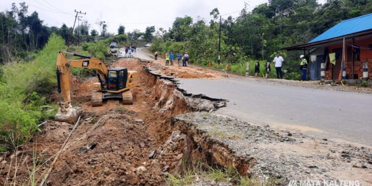 FOTO : DPU GUNUNG MAS/MATA KALTENG - Ruas jalan nasional poros tengah mengalami longsor, tepatnya di Kurun Seberang, Kabupaten Gumas, Rabu, 19 Oktober 2022.